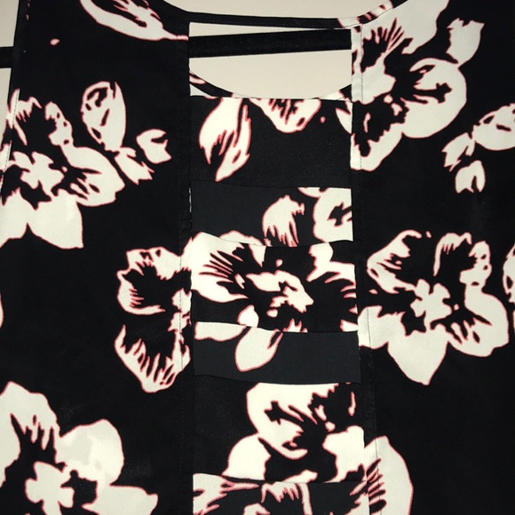 Black, white and pink flower top - Picture 3 of 4